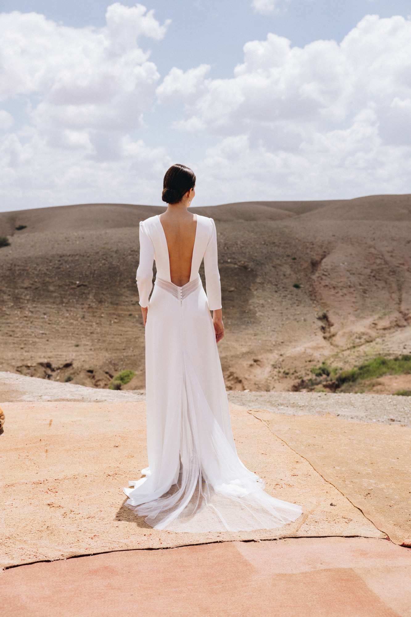 robe de mariée en mouvement – tombé fluide et coupe élégante